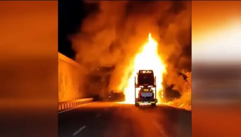 Yangın, Otomobil Yüklü Tırda 8 Araç Kül Etti: Olay Yerin Tanıkları Konuştu