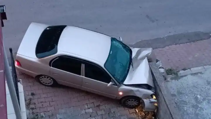 Kontrolü Kaybeden Araç Duvara Çarparak Kaza Yaptı!
