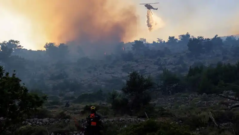 Eğriboz Adası’ndaki Yangın Felaketi: İki Köy Tahliye Edildi