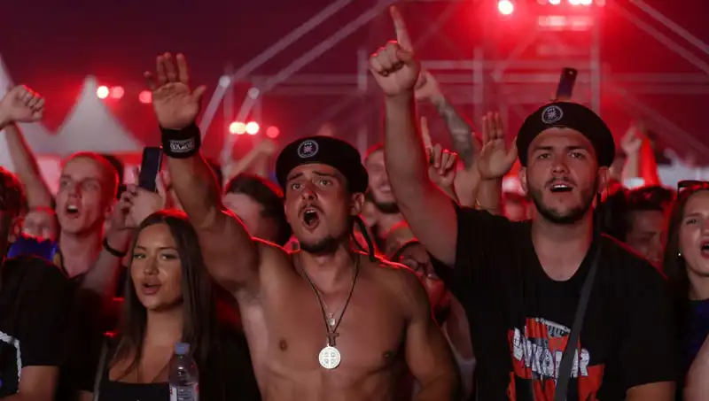 Thompson Konserinde Nazi Selamı Skandalı: Hayranlar ve Kamuoyu Şokta
