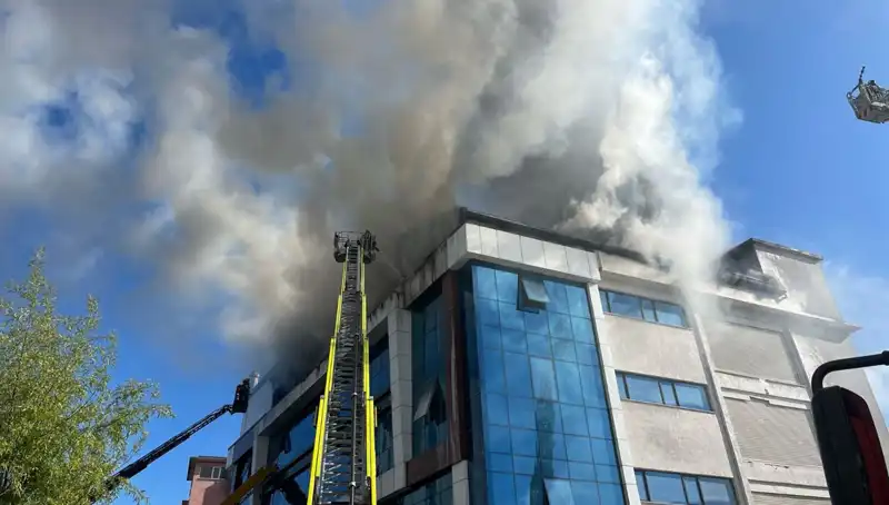 Esenyurt’ta Tekstil Atölyesinde Yangın: Can ve Mal Kaybı Olmadı, Ama Panik Yarattı